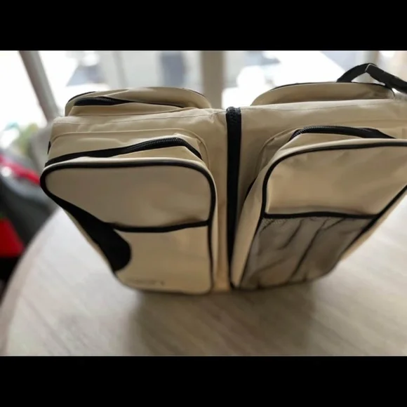 GiGis Baby 3 in 1 Diaper Bag, Travel Bassinet & Portable Diaper Changing Station - Picture 7 of 9